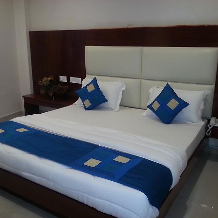 Hotel Sapphire New Delhi Bagian luar foto