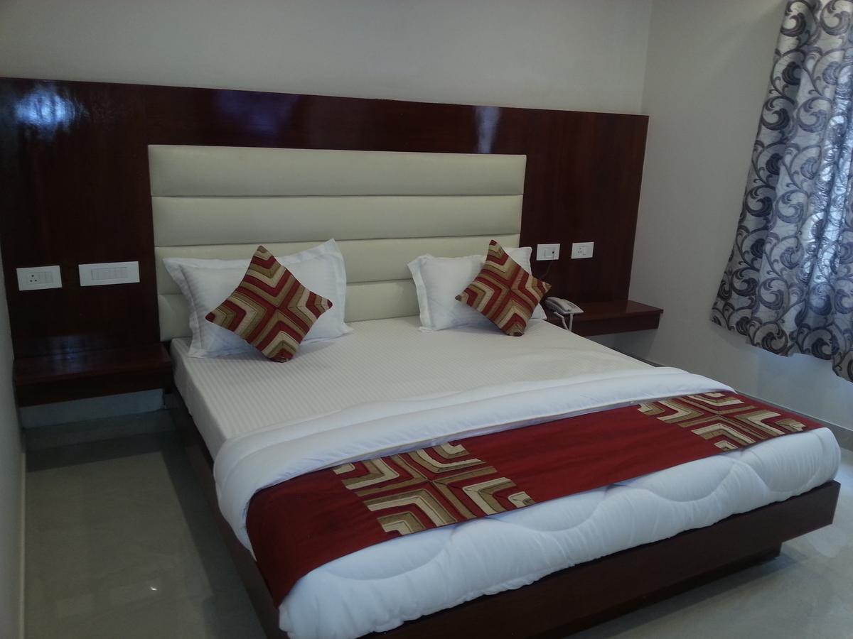 Hotel Sapphire New Delhi Bagian luar foto