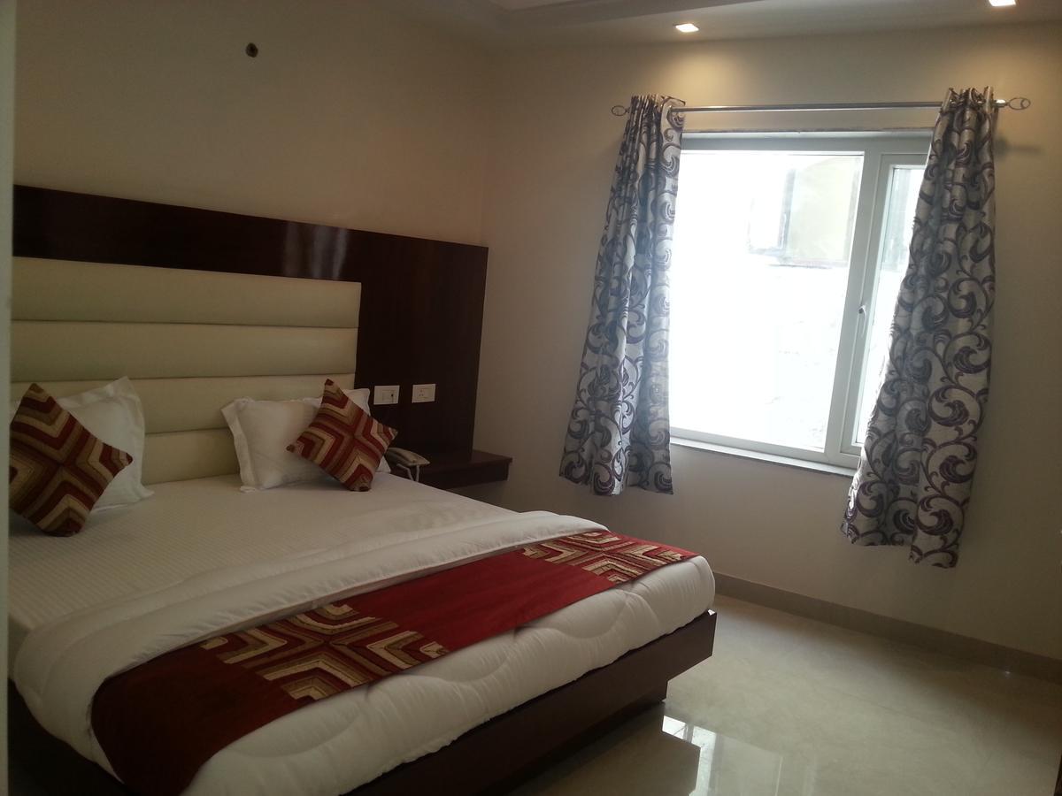 Hotel Sapphire New Delhi Bagian luar foto