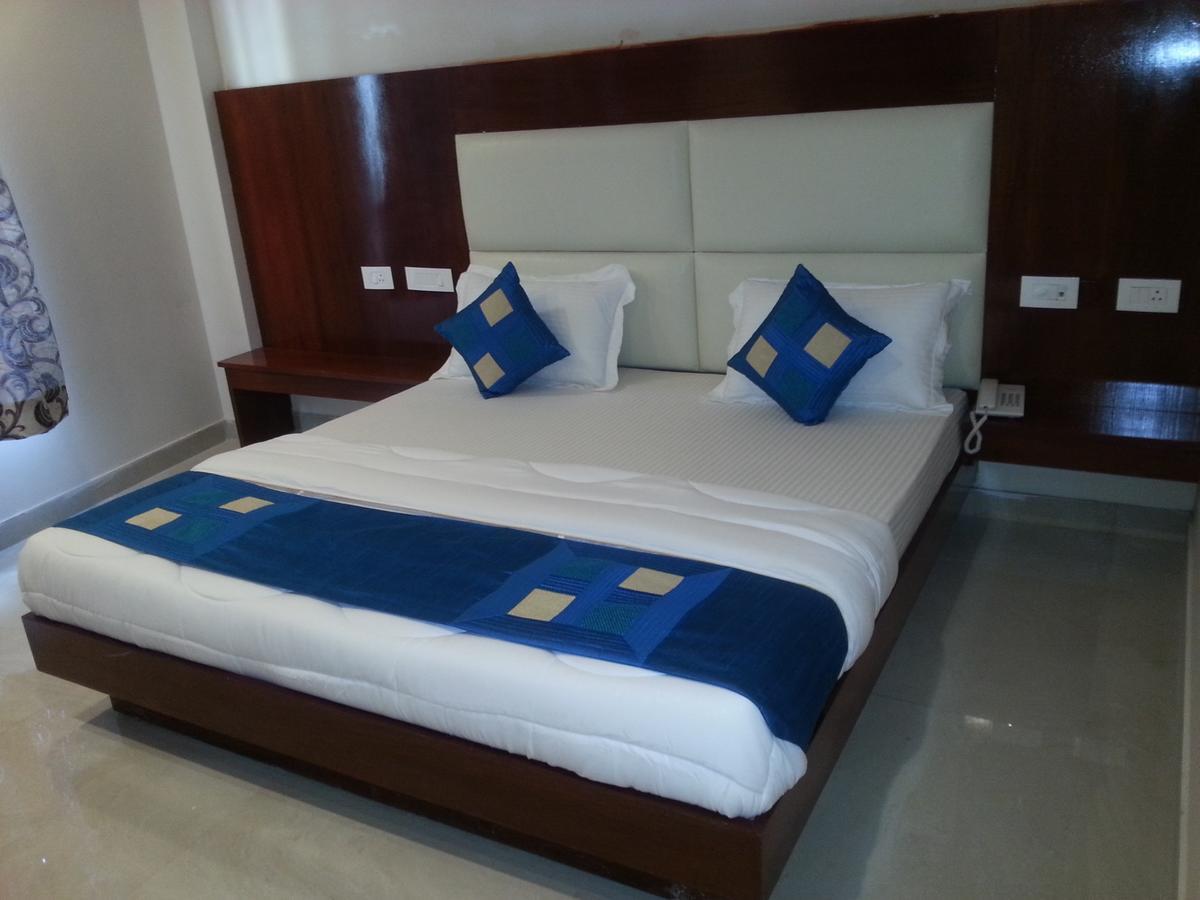 Hotel Sapphire New Delhi Bagian luar foto