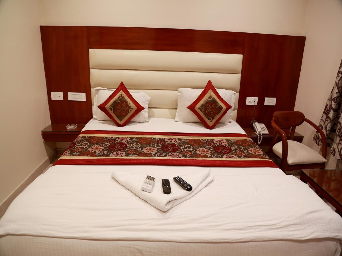 Hotel Sapphire New Delhi Bagian luar foto
