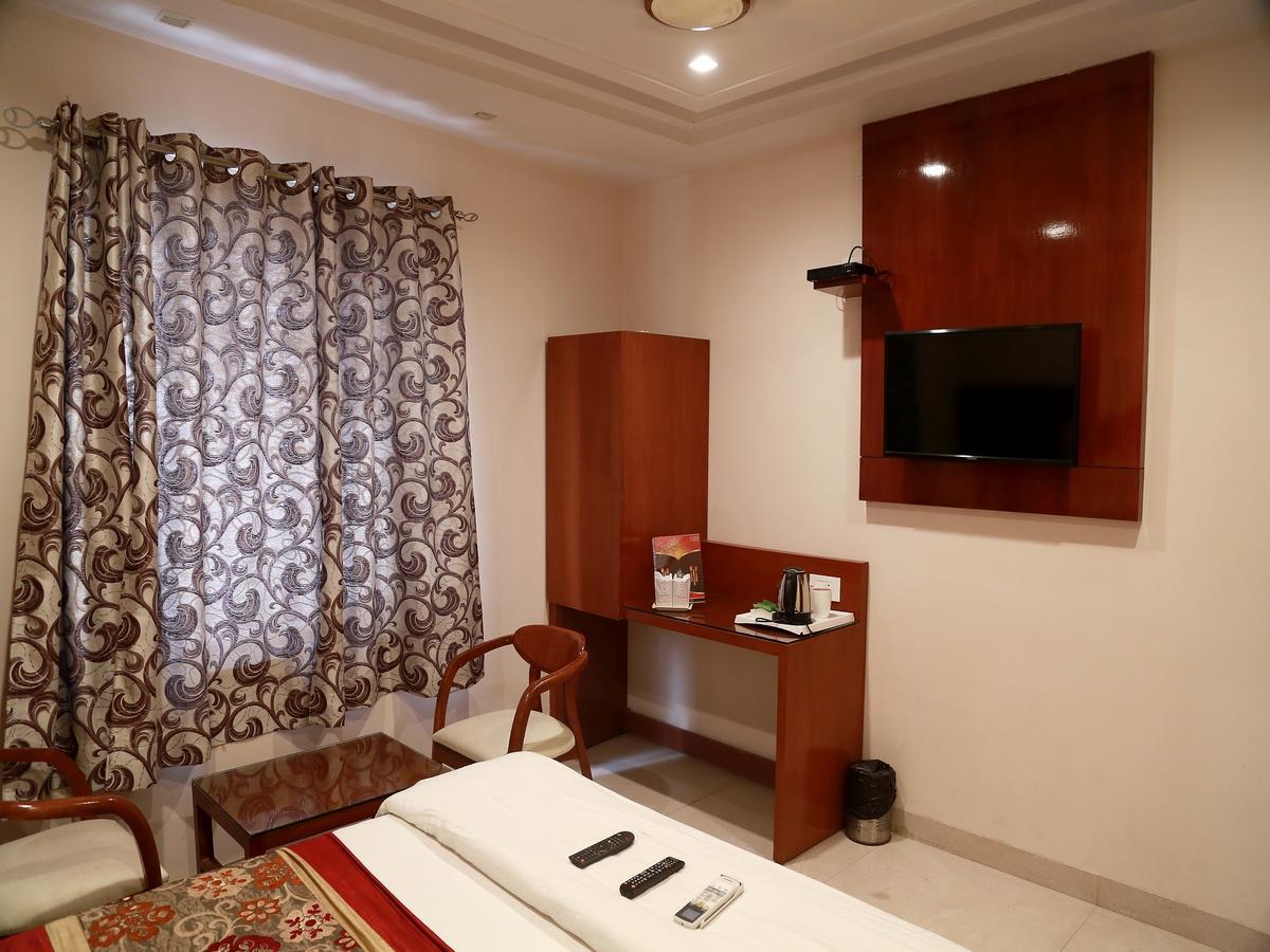 Hotel Sapphire New Delhi Bagian luar foto